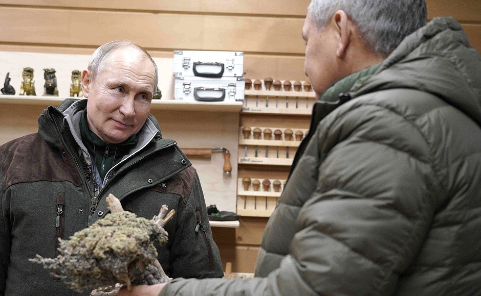 Путина запечатлели с салом и огурцами на отдыхе