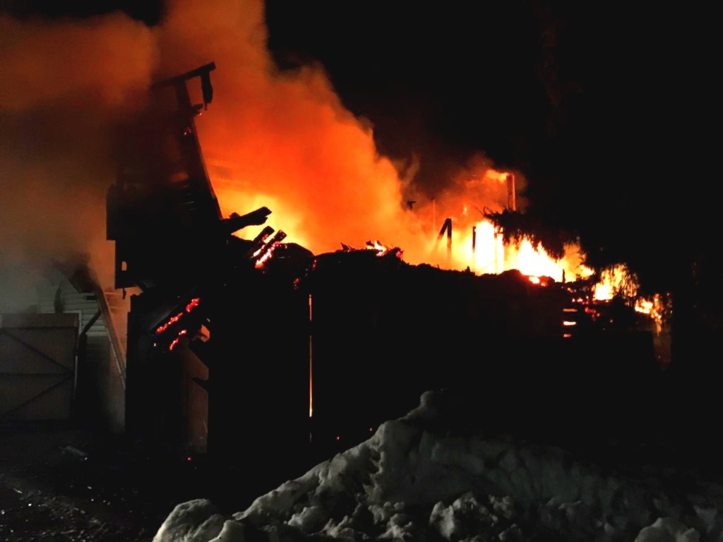 Сгорели дом, баня и гараж. Стали известны подробности ночного пожара в Рославле