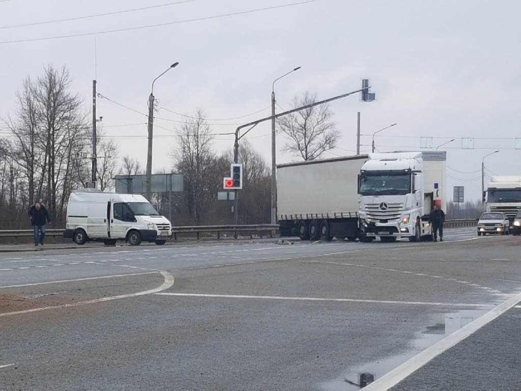 В Смоленской области авария с фурой спровоцировала пробку
