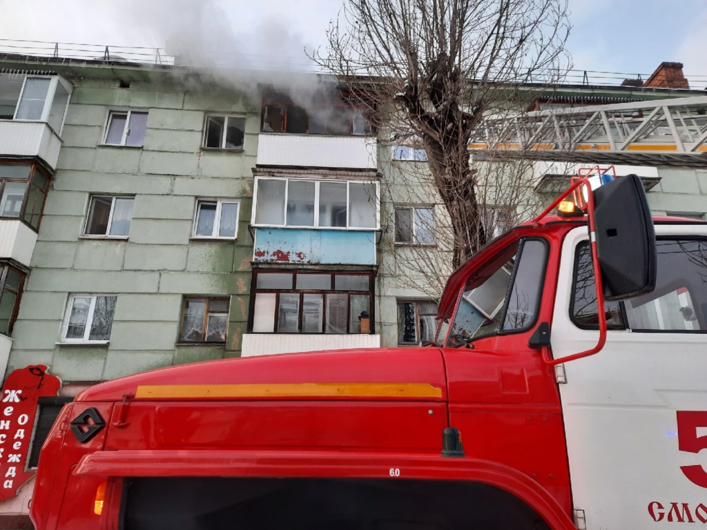 В Смоленске горит многоэтажка. Есть погибший