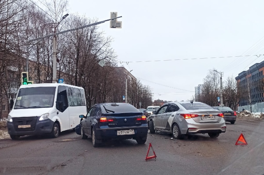 Жесткая авария в Смоленске спровоцировала пробку