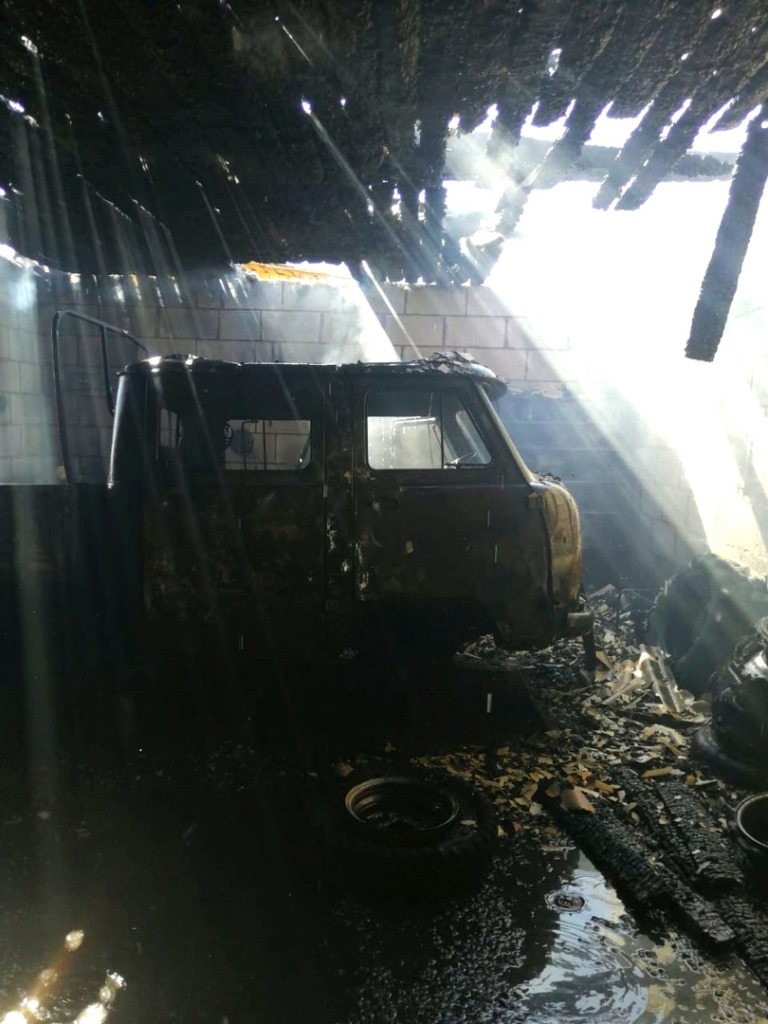 В Смоленской области огонь уничтожил два автомобиля 28 марта
