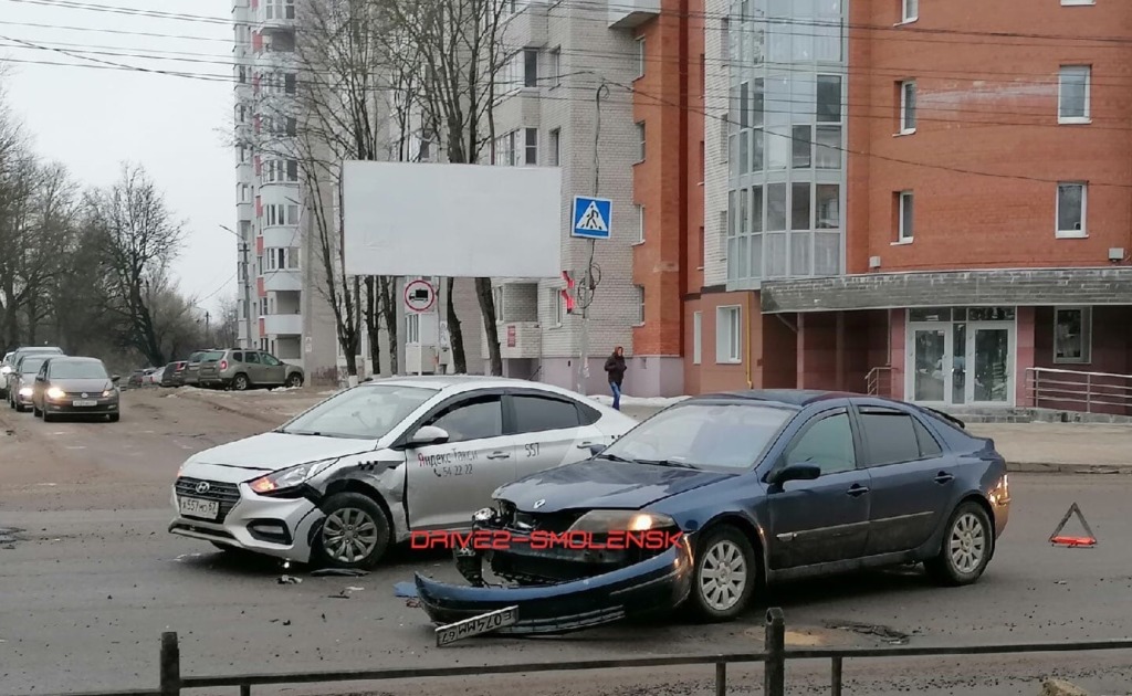 Жесткая авария в Смоленске спровоцировала пробку