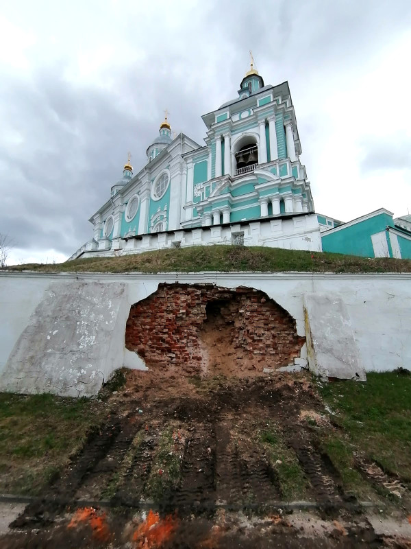 В Смоленске обрушилась подпорная стена Свято-Успенского собора. Епархия прокомментировала ситуацию