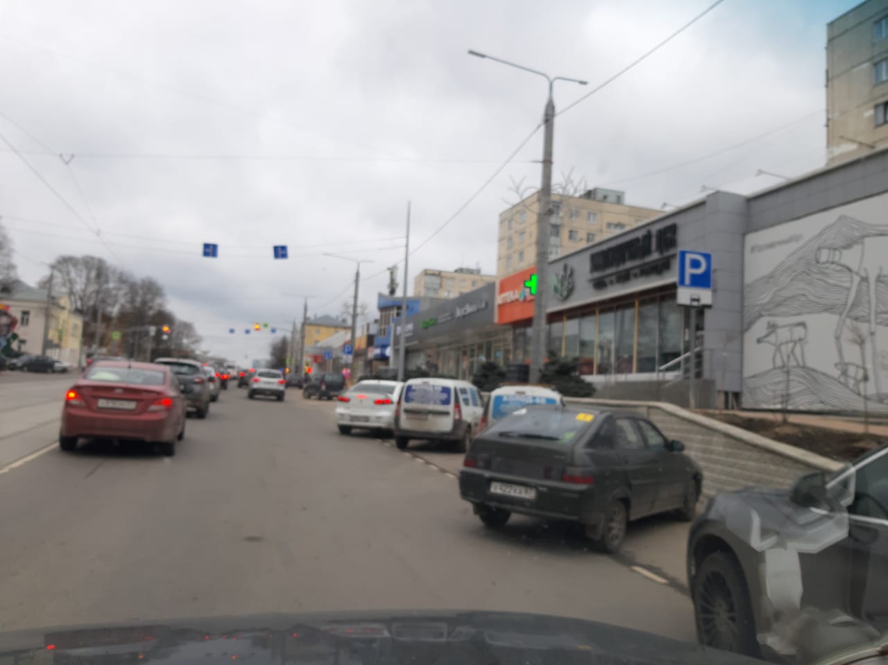 В Смоленске автофургон торговой сети устраивает парковку поперек дороги