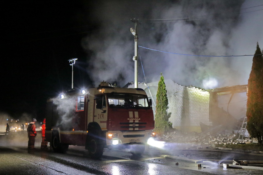 Сгорели три автомобиля в гараже. Стали известны подробности крупного пожара в Смоленском районе