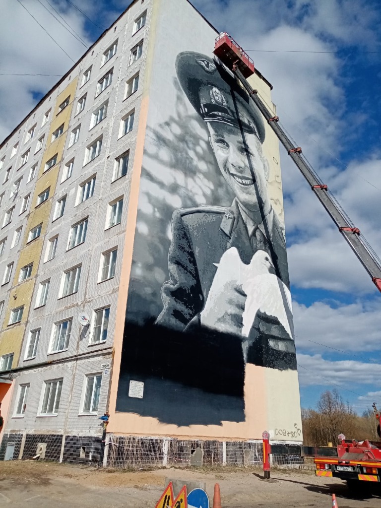 В Гагарине «сдали» полиции художников и водителя «вышки» из-за граффити первого космонавта