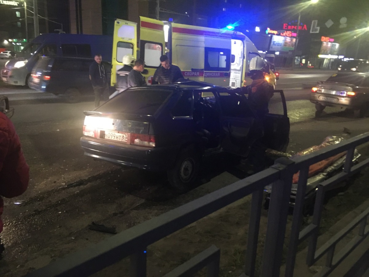 В Смоленске на Медгородке серьезная авария. Водителя зажало в разбитом авто