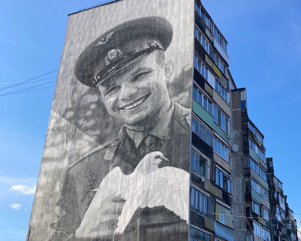 В Гагарине «сдали» полиции художников и водителя «вышки» из-за граффити первого космонавта - SmolNarod.ru