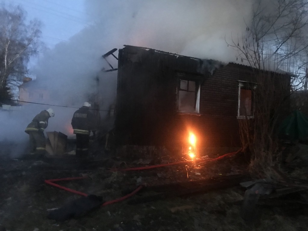 В пожаре погибли ребенок и женщина. Трагедия произошла в Смоленской области