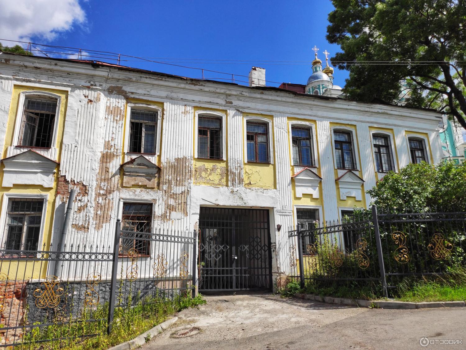 С гостиных палат в Смоленске съехал фальшфасад. Реставрацию здания планируют начать в следующем году