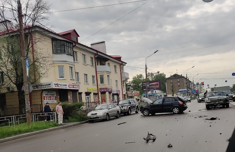Огромная пробка. На медгородке в Смоленске произошло серьезное ДТП с пятью машинами