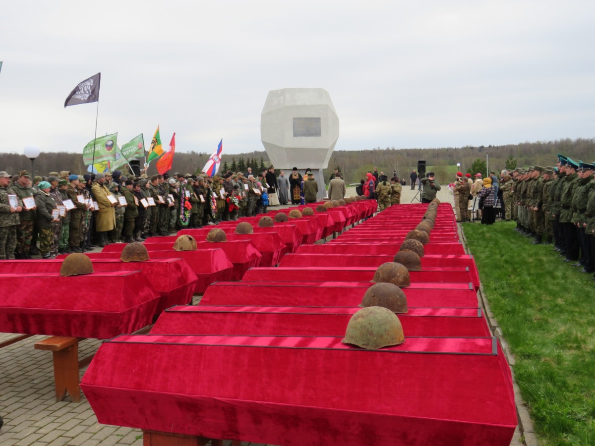 В Смоленской области на Богородицком поле состоялось погребение останков 530 воинов