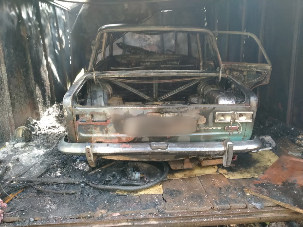 В райцентре Смоленской области огонь уничтожил гараж с автомобилем