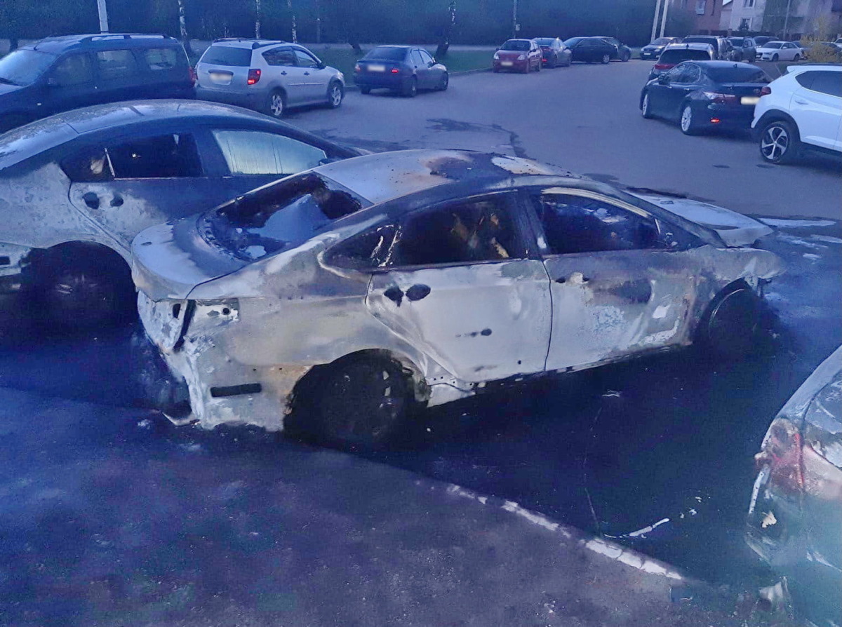 Поджог автомобиля в Смоленске попал на видео