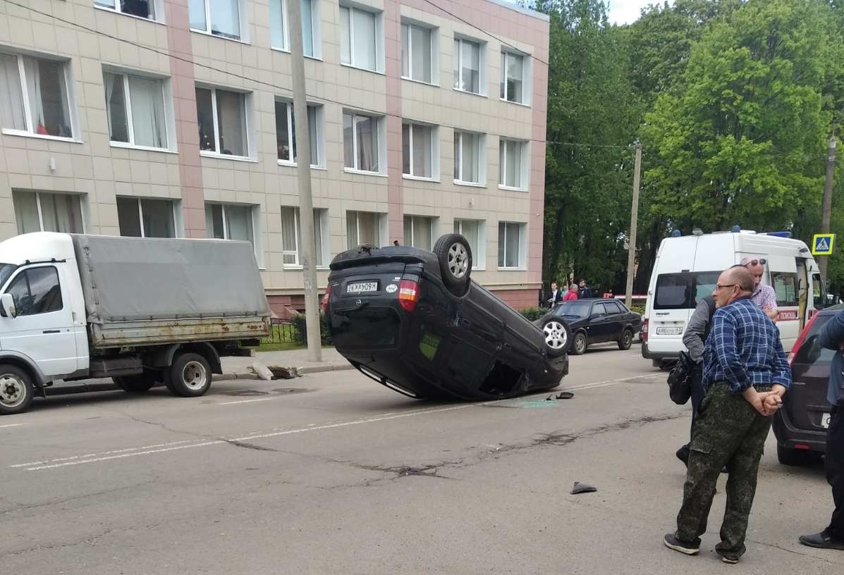 В центре Смоленска машина опрокинулась на крышу