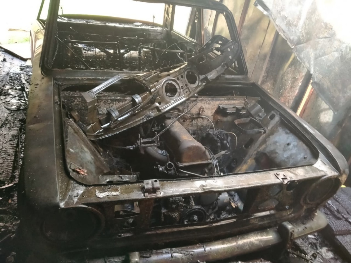 В райцентре Смоленской области огонь уничтожил гараж с автомобилем