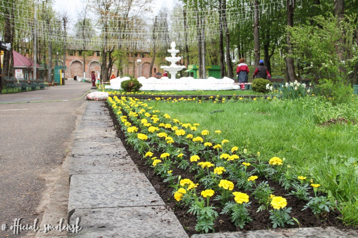 В Смоленске Лопатинский сад украсили цветами