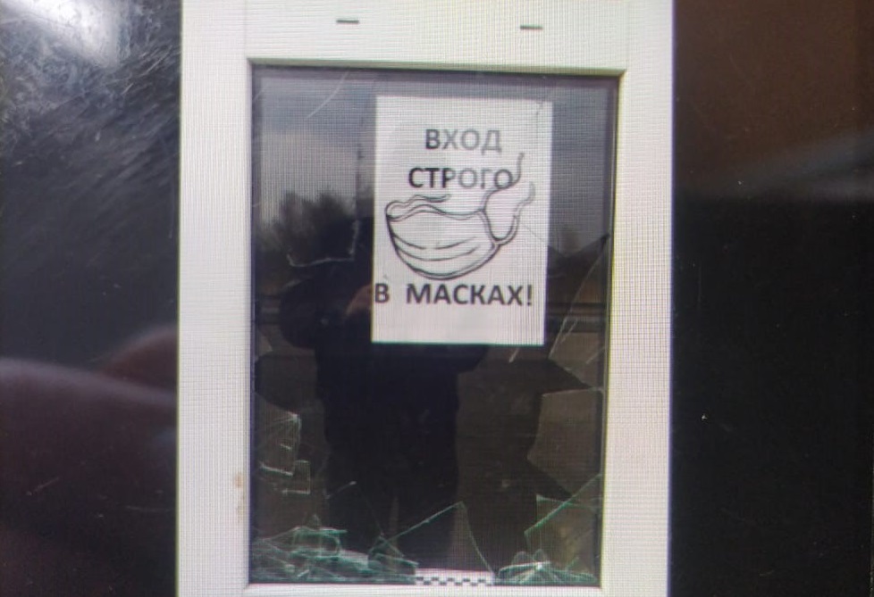 В Смоленской области вандал разбил стекло на входе в железнодорожный вокзал