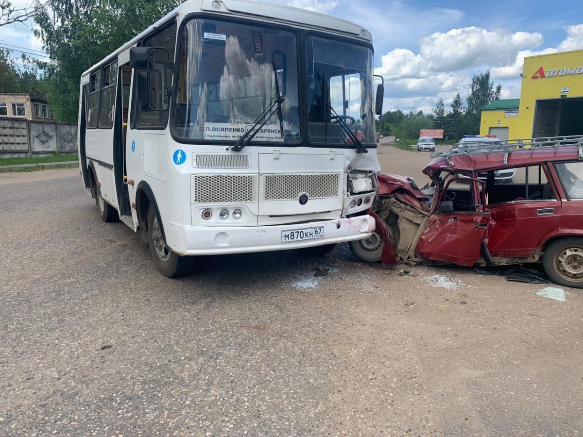 В Смоленской области столкнулись пассажирский автобус и легковушка. УМВД прокомментировало жёсткую аварию