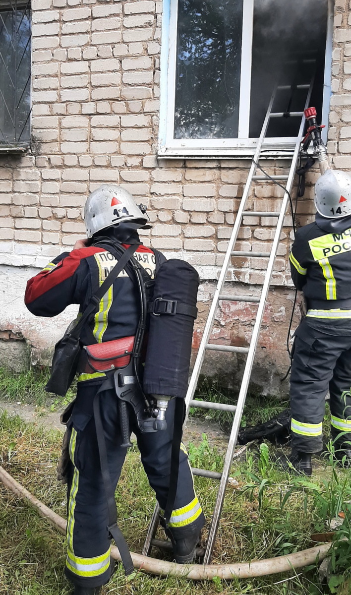 Спасли двух человек. Стали известны подробности пожара в Сафонове