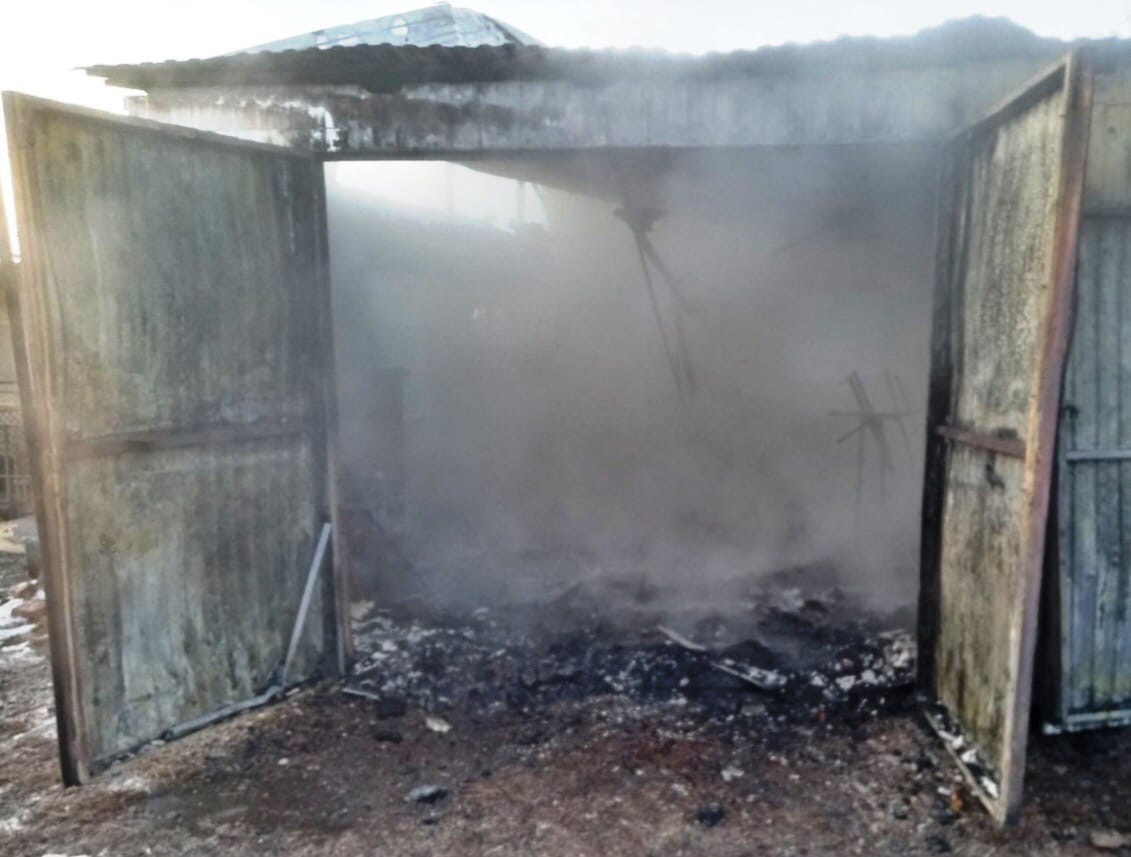 Гараж в Рославльском районе сгорел из-за печки-буржуйки