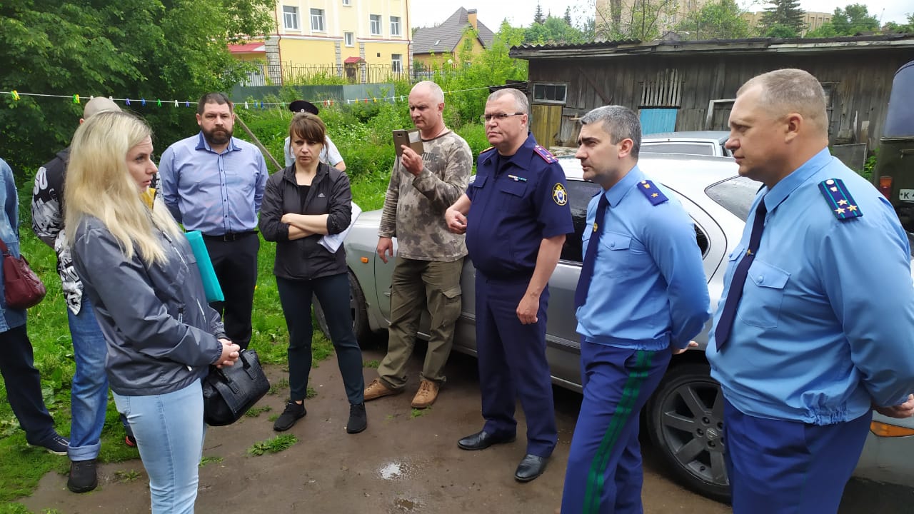 Руководители прокуратуры и следственного комитета встретились с жителями аварийных домов в Гагарине