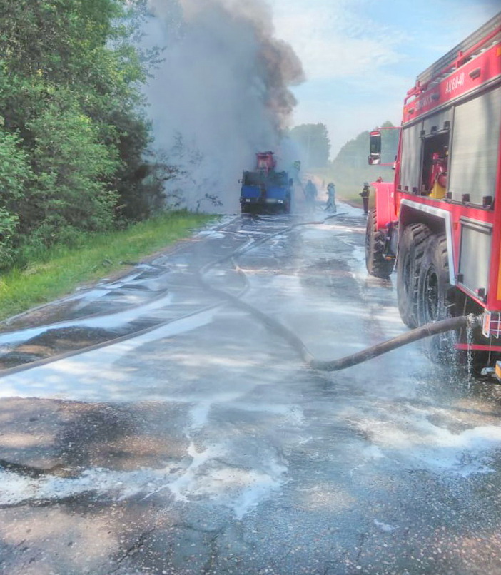 В Сафоновском районе на ходу загорелся автокран