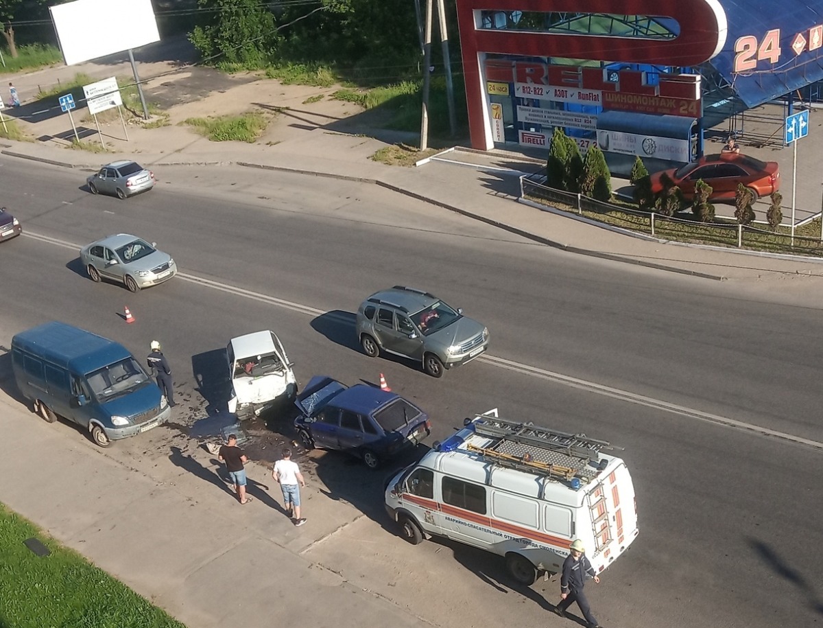 В Смоленске произошло жёсткое лобовое ДТП. Видео попало в Сеть