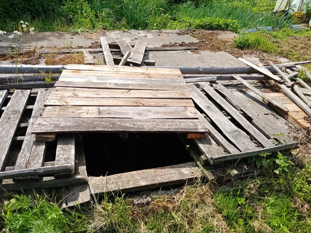 В райцентре Смоленской области выгребная яма представляет опасность для детей