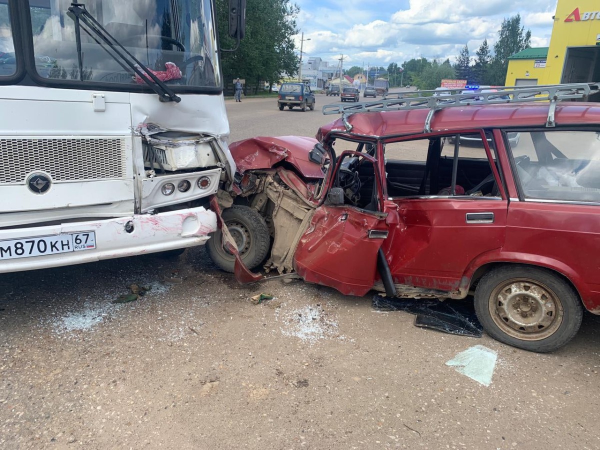 В Смоленской области столкнулись пассажирский автобус и легковушка. УМВД прокомментировало жёсткую аварию