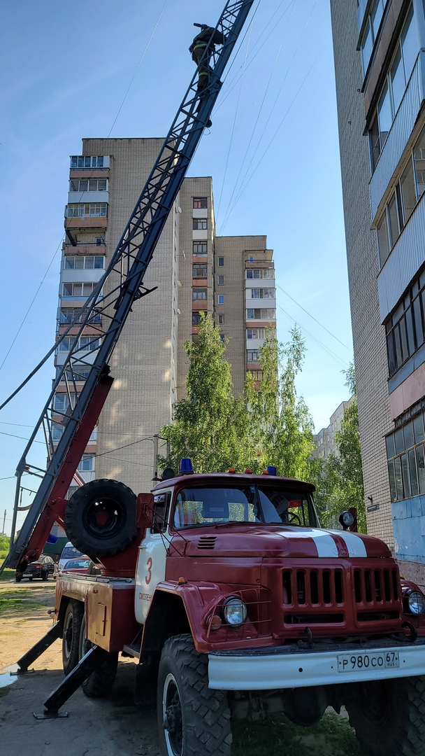 Утром в Смоленске пожар вспыхнул на балконе квартиры