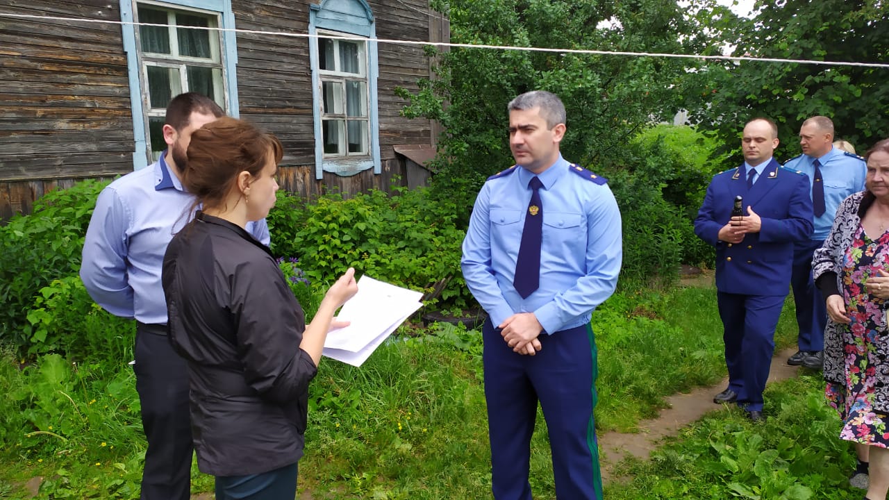 Руководители прокуратуры и следственного комитета встретились с жителями аварийных домов в Гагарине
