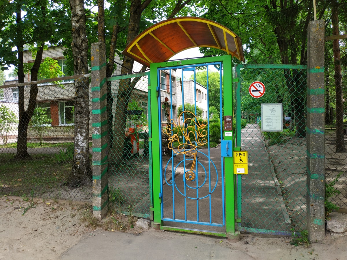 «Страшный смрад». Никто не заметил разлагающийся труп возле входа в детский сад в Смоленске