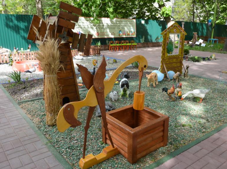 Сенсорные сады для детей. Сенсорный сад в детском саду. Сенсорная площадка для детей. Тактильные площадки для детей. Тактильная клумба.