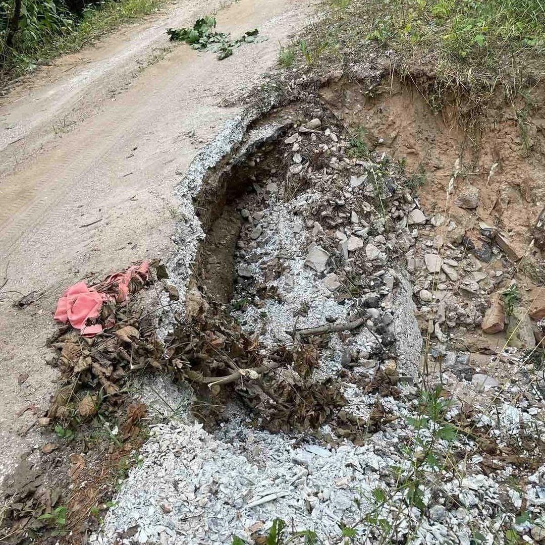 Жители деревни в Хиславичском районе пожаловались на разрушение дороги