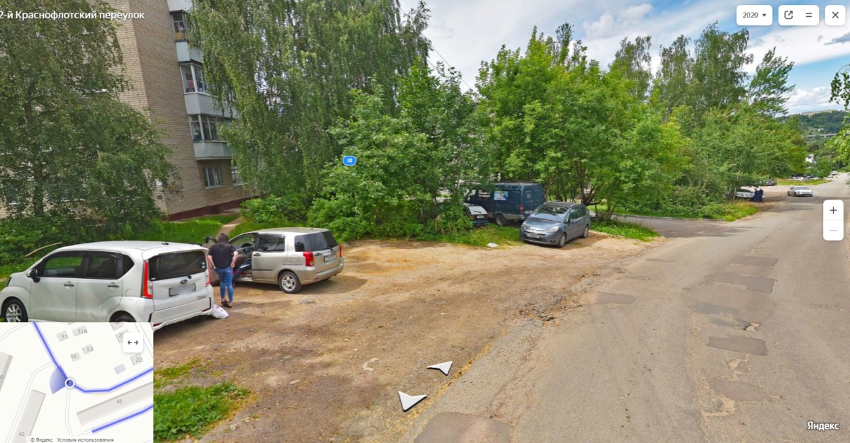В Смоленске жильцы пятиэтажки отстаивают свою стихийную парковку