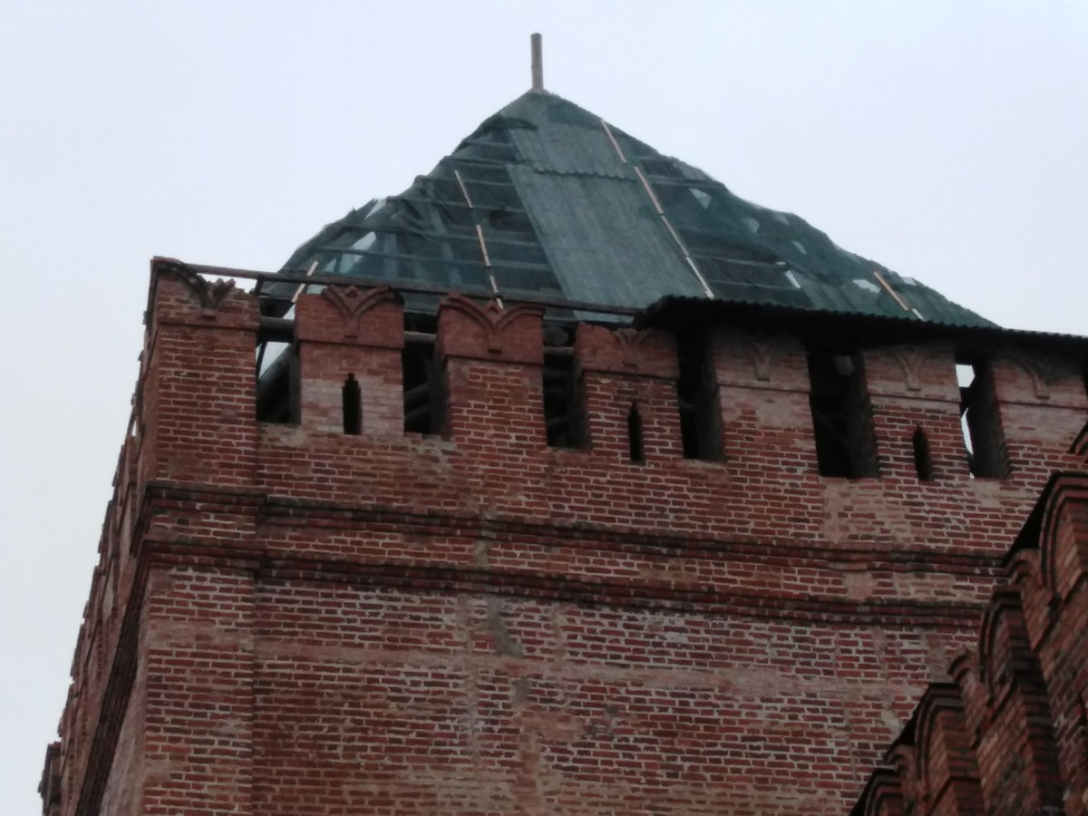 На башне Смоленской крепости сломали ворота