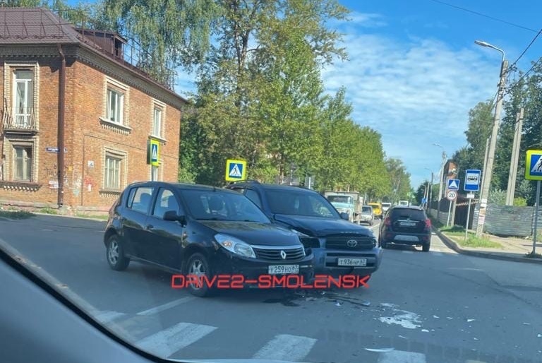 В Смоленске жесткое ДТП на Черняховке спровоцировало пробку