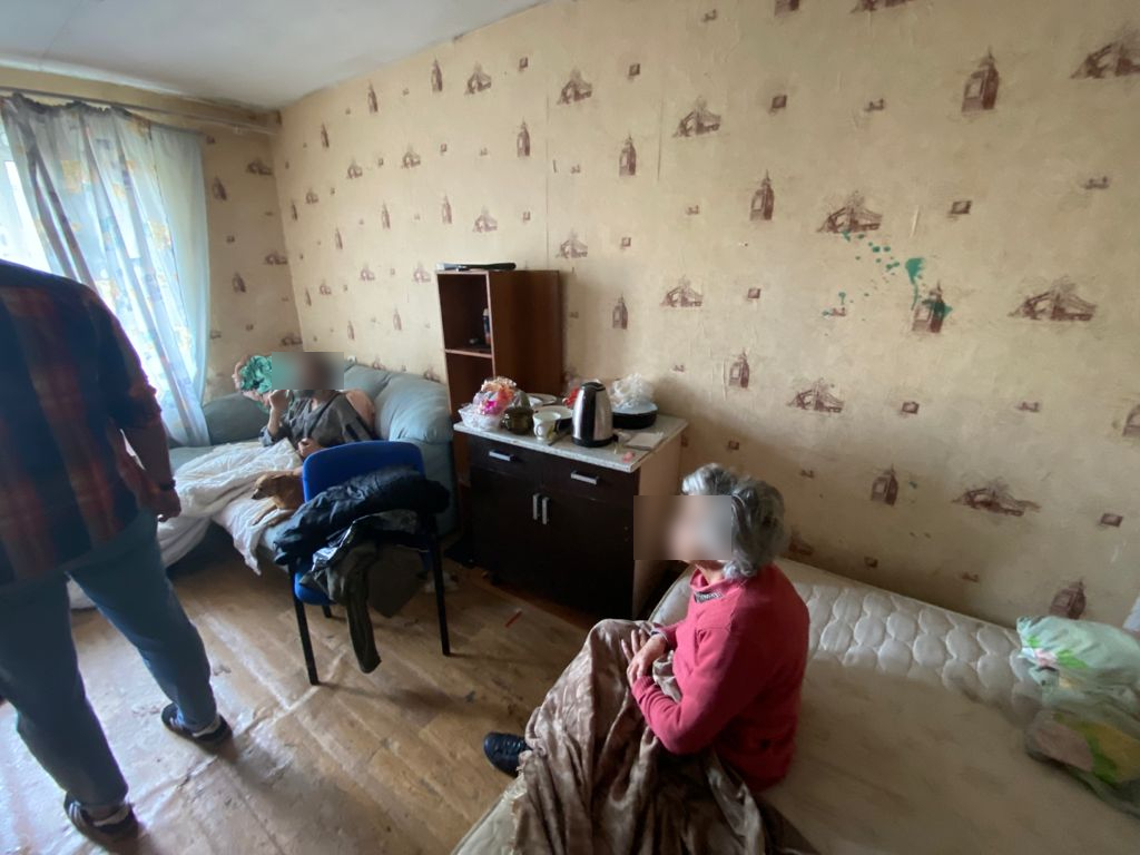 Мать и сын умирают от голода в закрытой квартире в Смоленске