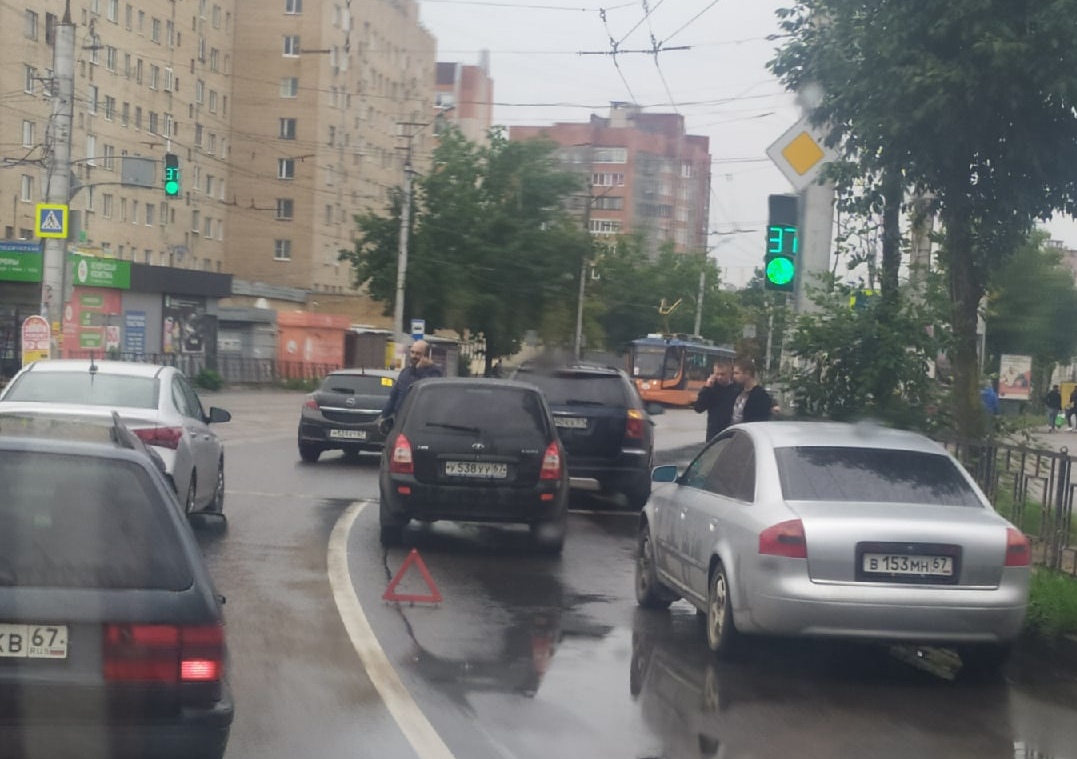 В центре Смоленска собрался "паровоз" из четырех авто
