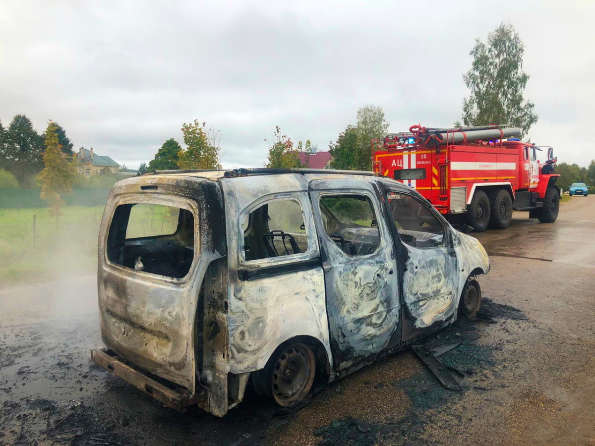 Peugeot Partner загорелся в Вяземском районе