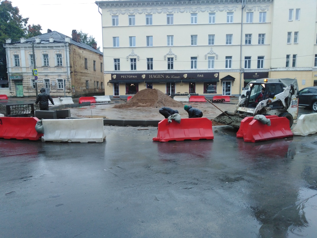 На Улице Коммунистическая в Смоленске сняли только что уложенный асфальт. Теперь хотят сделать бордюры