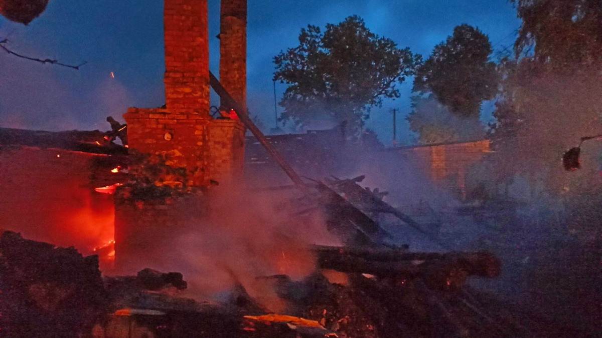 Сгорел дом. В Краснинском районе пожарные усмиряли разбушевавшуюся стихию