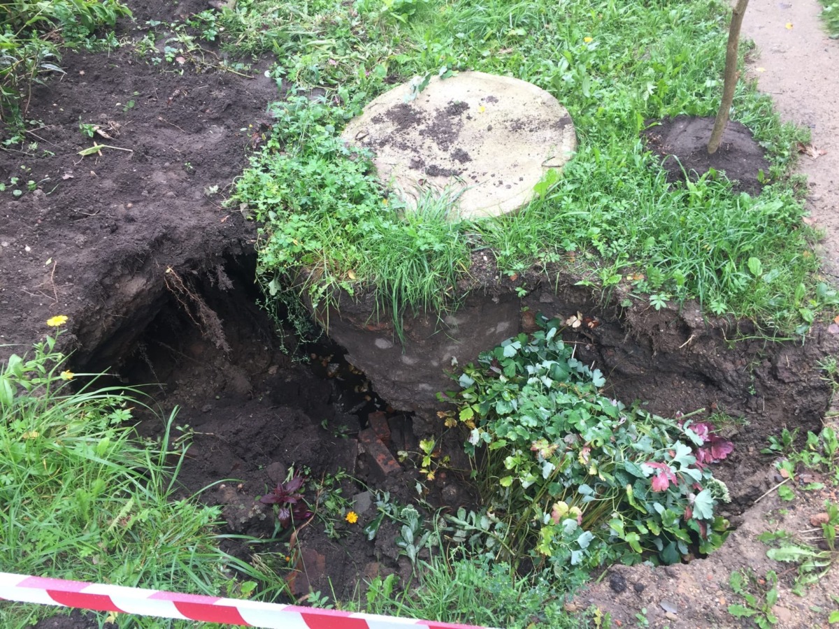 В Рославле коммунальщики не могут справиться с аварией на канализации из-за столба