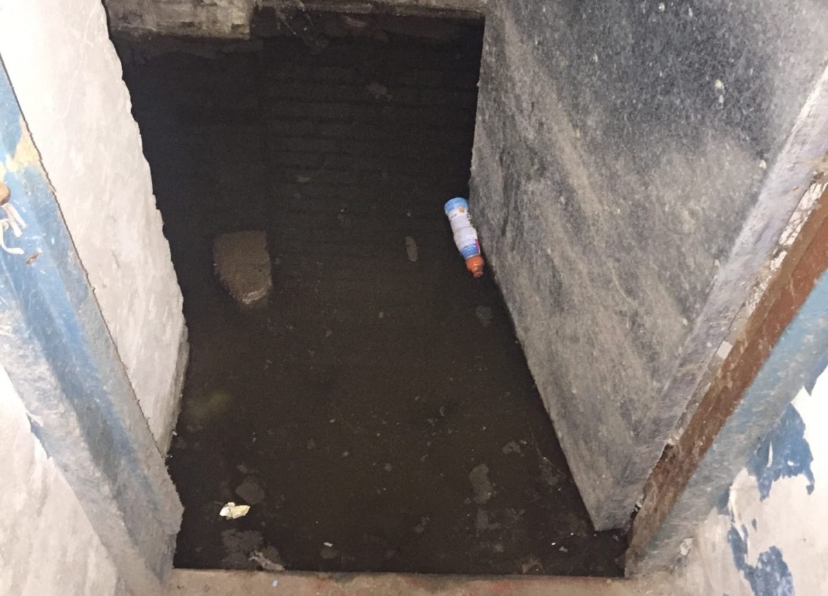 В Рославле коммунальщики не могут справиться с аварией на канализации из-за столба