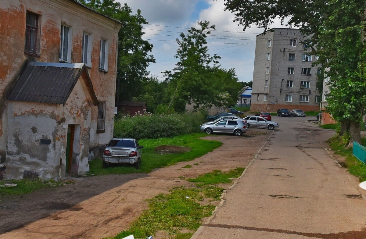 В Смоленске жителей двухэтажки "опустили" ниже насыпи