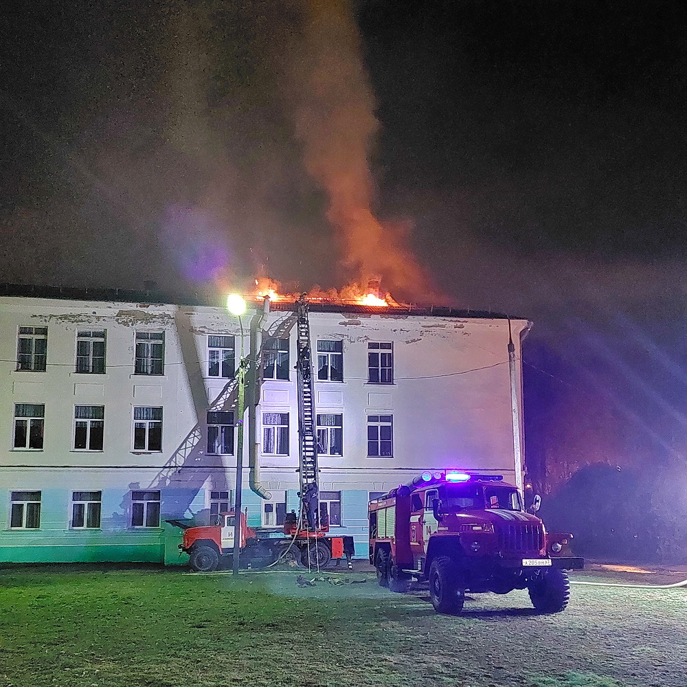 Пожарные потушили горящую кровлю школы в Сафоново