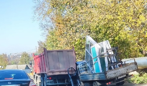 Водитель ГАЗ доставлен в больницу. В Смоленске произошла жесткая авария с большегрузами