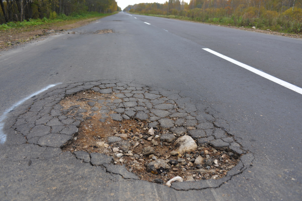 Осенние итоги летнего ямочного ремонта. Почему на дороге в Вяземском районе опять появляются ямы?